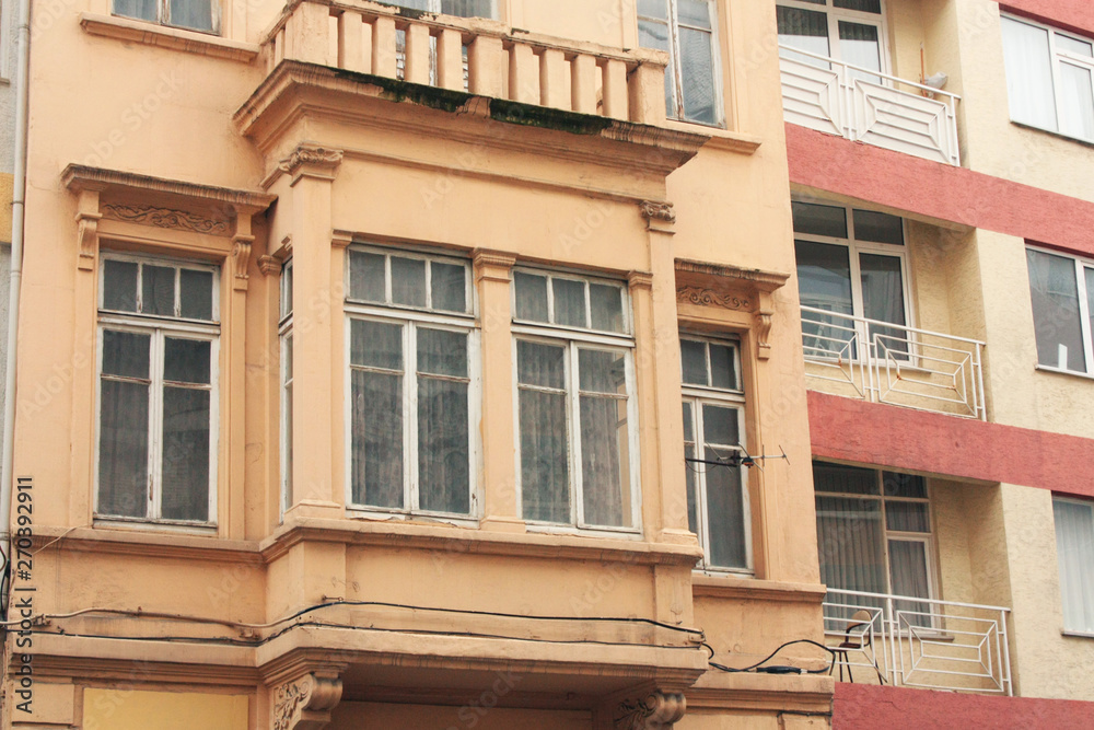 Obraz premium Kadıköy to dzielnica słynąca z rozrzuconych po okolicy historycznych domów i budynków. Pomarańczowe apartamenty z dużymi oknami. Stambuł, Turcja.