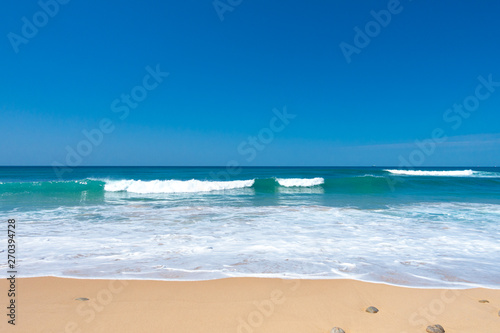 oceano mare azzurro cielo spiaggia