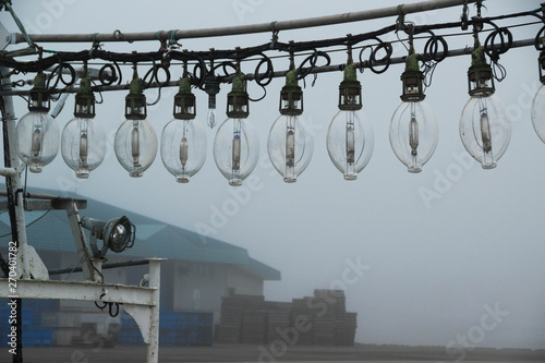 朝の漁船の集魚灯