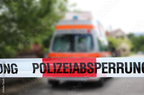 Polizeiabsperrung mit Krankenwagen im Hintergrund