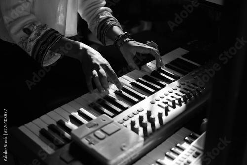 hands playing piano