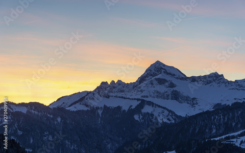 Couché de soleil sur paysage de montagne dans les Alpes © emmanuel