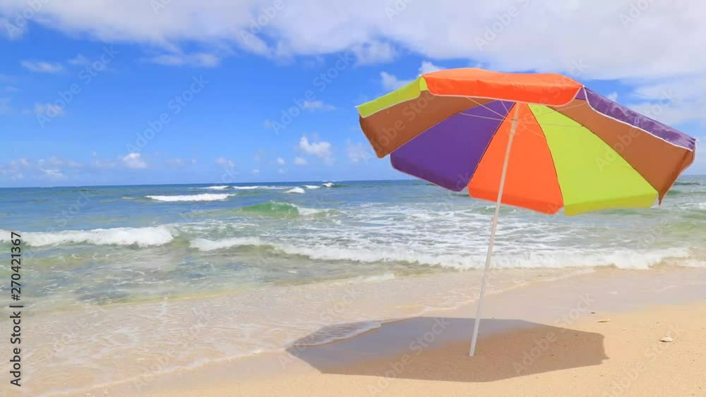 沖縄の美しい海とビーチパラソル