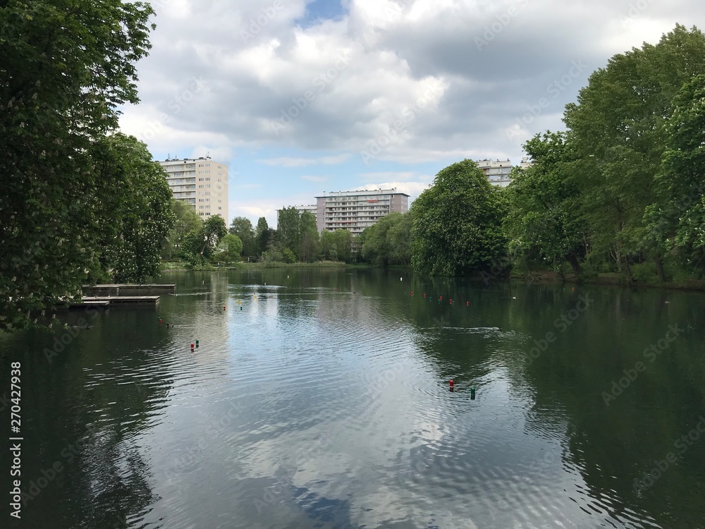 Fototapeta premium L'étang des pêcheries entouré de nature luxuriante au milieu d'une zone résidentielle au parc de la Héronnière à Watermael-Boitsfort