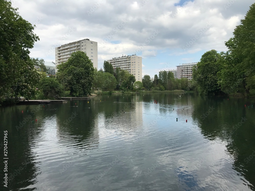 L'étang des pêcheries entouré de nature luxuriante au milieu d'une zone résidentielle au parc de la Héronnière à Watermael-Boitsfort 