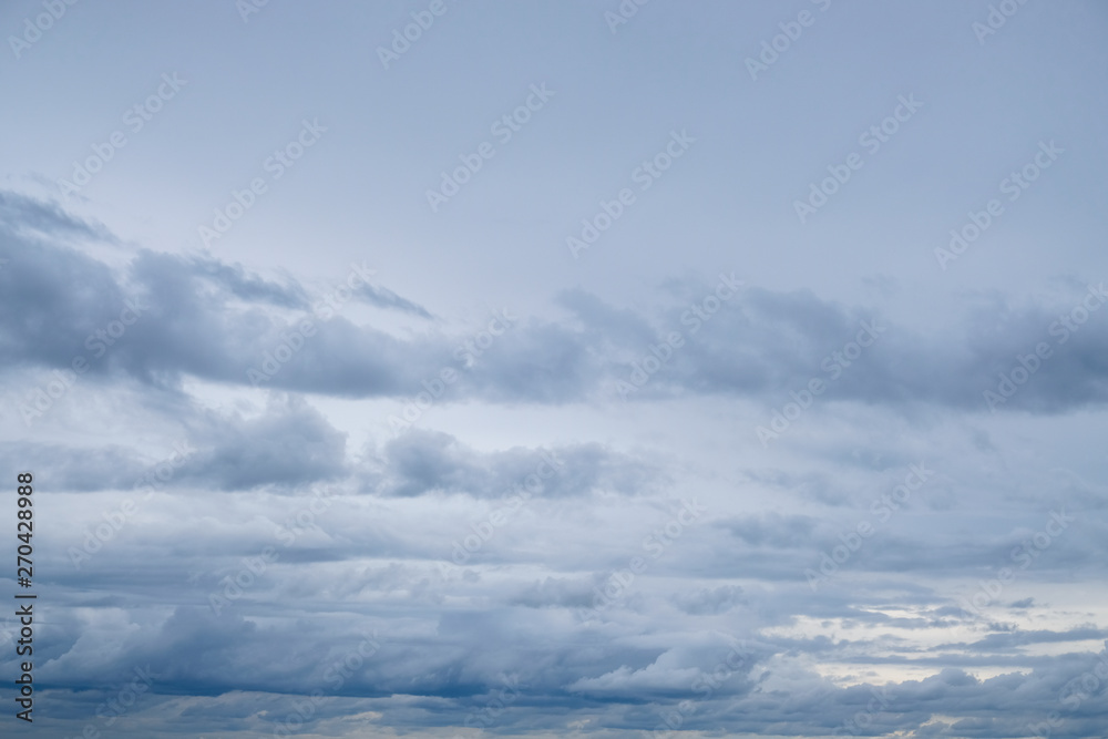 Obraz premium Blue sky background with tiny fluffy clouds. With copy space for text