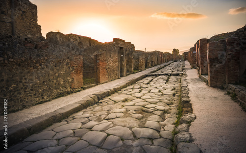 Quadro su tela Ruins of ancient city of Pompeii, ancient roman city against Vesuvius volcano at sunset, Italy