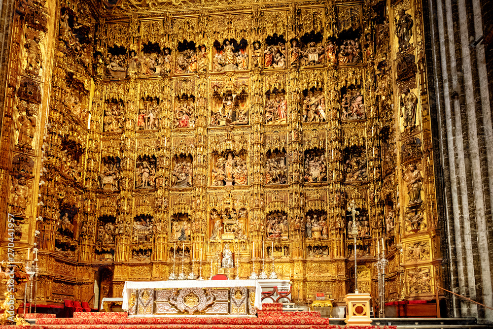 Fototapeta premium SEVILLE, SPAIN: Golden retablo mayor in Seville cathedral.