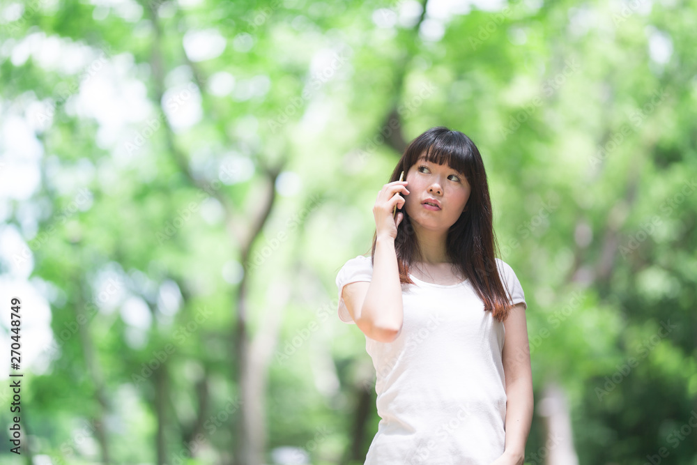 スマホ・女性・新緑 スマホ・女性・新緑