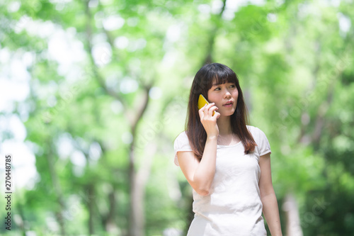 Wallpaper Mural スマホ・女性・新緑 Torontodigital.ca