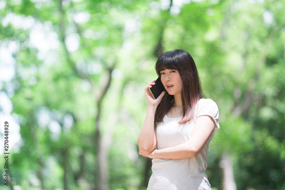 スマホ・女性・新緑 スマホ・女性・新緑