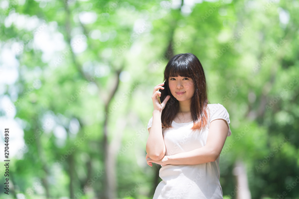 スマホ・女性・新緑 スマホ・女性・新緑