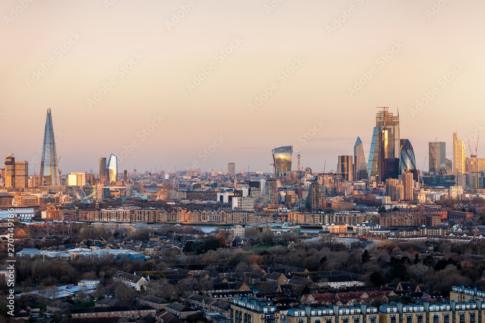 Weites Panorama von London am Morgen bei Sonnenaufgang: die Skyline mit der City und zahlreichen Touristen Attraktionen