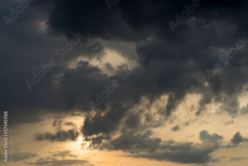 Sonnenuntergang mit dramatischer Wolkenformation
