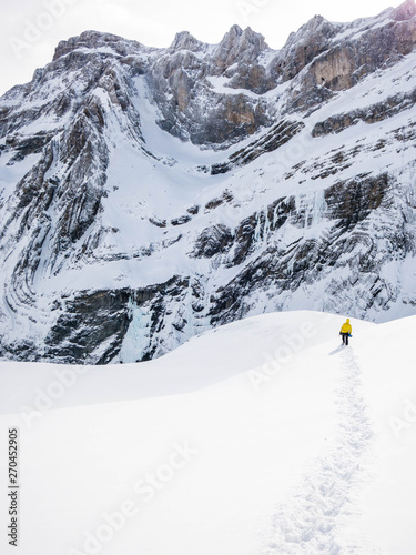 Alpinista caminando sobre la nieve © lucas