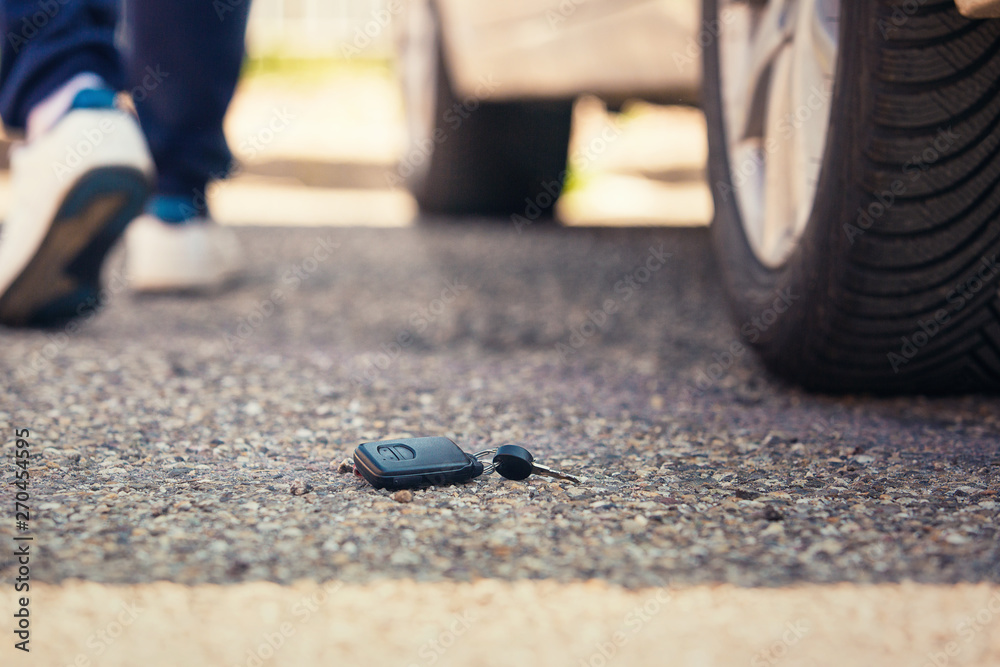Fotografie Car key fall on the asphalt road