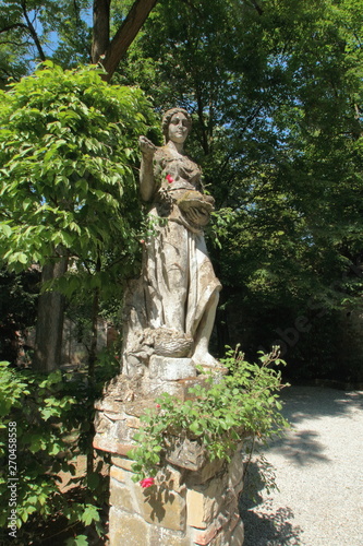 vecchia statua di donna di marmo nel parco, old marble woman statue in the park