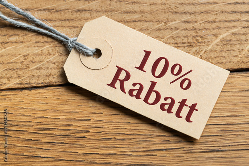 Hangtag mit Aufschrift "10% Rabatt" auf Holzhintergrund