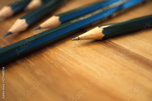 Close-up   Makro von Design-Bleistiften auf Holzunterlage