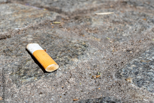 Zigaretten Stummel von Raucher weggeworfen liegt auf dem Boden