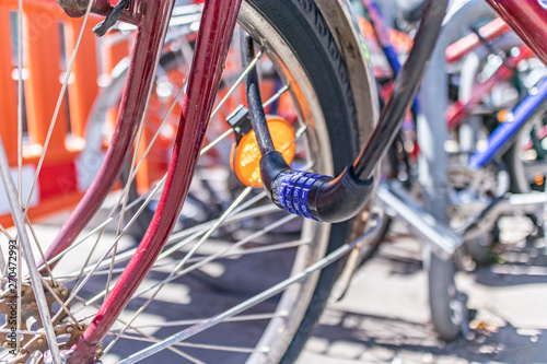 Fahrrad Schloss um Felge vom Vorderrad gewickelt und abgeschlossen