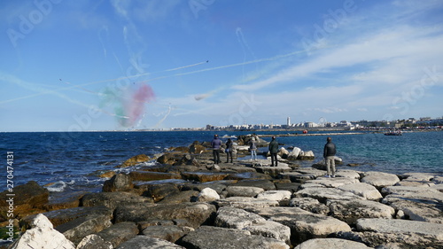 Frecce Tricolori a Bari per la festa di San Nicola. Spettatori che guardano gli aerei  photo