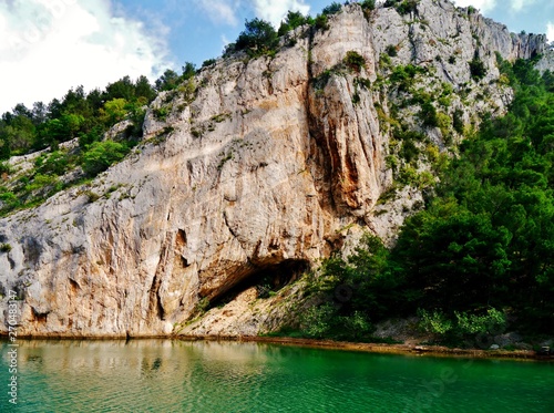 Bewaldeter Felsen in Kroatien