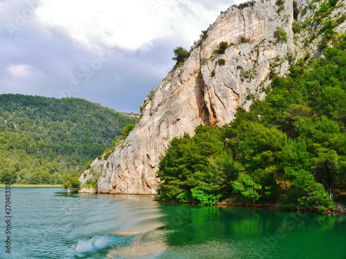 Felsen im Wasser in Kroatien