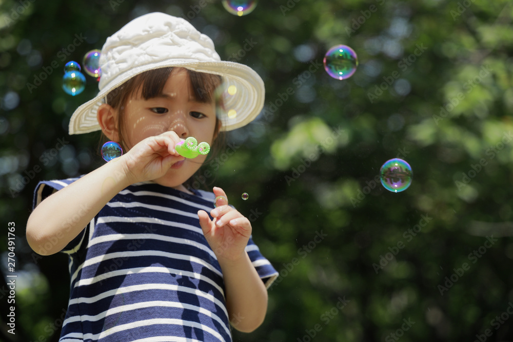 シャボン玉で遊ぶ幼児(4歳児)と青空 シャボン玉で遊ぶ幼児(4歳児)と青空