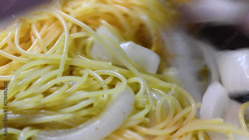 たまねぎのペペロンチーノを作る たまねぎのペペロンチーノを作る