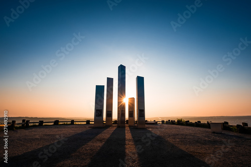 Sonnenstrahlen durch das Monument des Wallbergs in Pforzheim