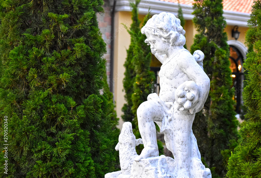 Obraz premium There are many beautiful white statues in tourist attractions.