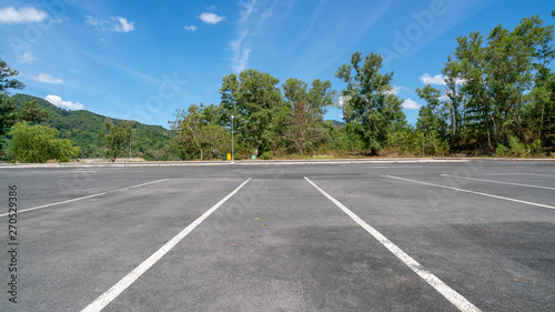 Fototapeta Naklejka Na Ścianę i Meble -  Arrow symbol sign in Parking ,parking lot, parking lane outdoor with blue sky background