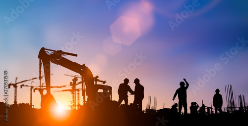 Foto Silhouette of engineer and construction team working at site over blurred background for industry background with Light fair