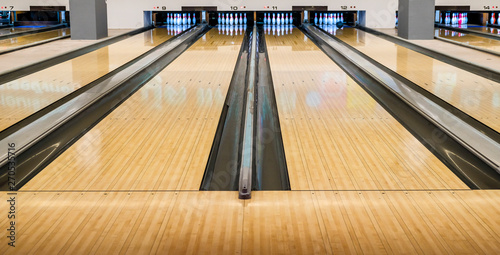 Tela Bowling wooden floor with lane, Generic Bowling Alley lanes with bowling ball going towards the pins