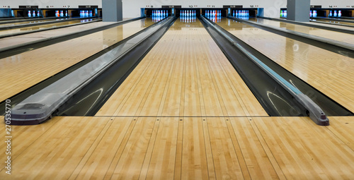 Obraz na plátně Bowling wooden floor with lane, Generic Bowling Alley lanes with bowling ball going towards the pins
