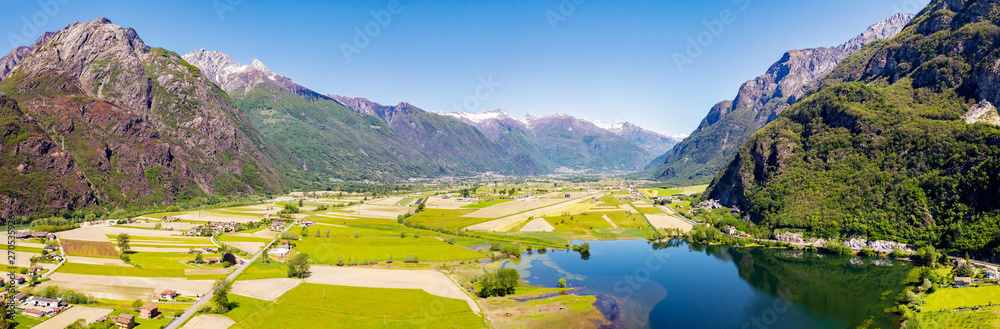 Vista aerea panoramica della Valchiavenna con Laghetto Pozzo di Riva da Novate Mezzola
