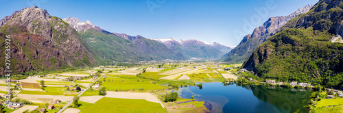 Fototapeta Naklejka Na Ścianę i Meble -  Vista aerea panoramica della Valchiavenna con Laghetto Pozzo di Riva da Novate Mezzola