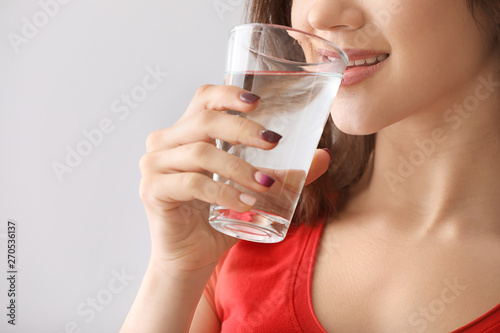 Beautiful young woman drink...