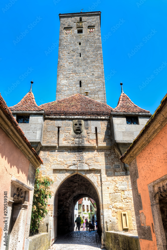 Ein Stadttor in der mittelalterlichen Befestigungsanlage von Rothenburg ob der Tauber