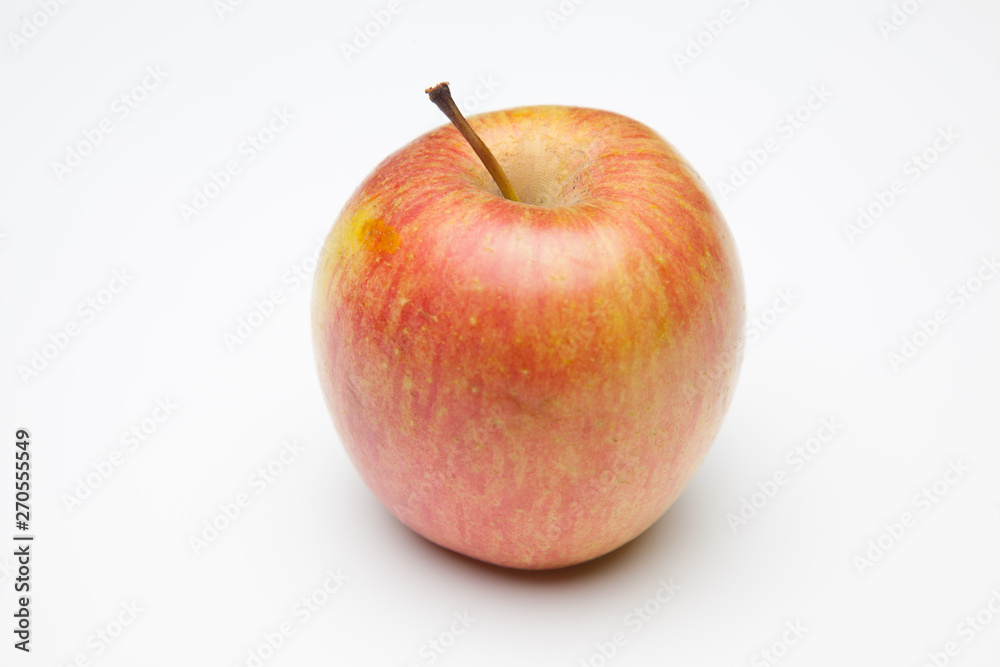 Manzana fuji, fruta sana y saludable, llena de vitaminas, sobre fondo blanco Manzana fuji, fruta sana y saludable, llena de vitaminas, sobre fondo blanco