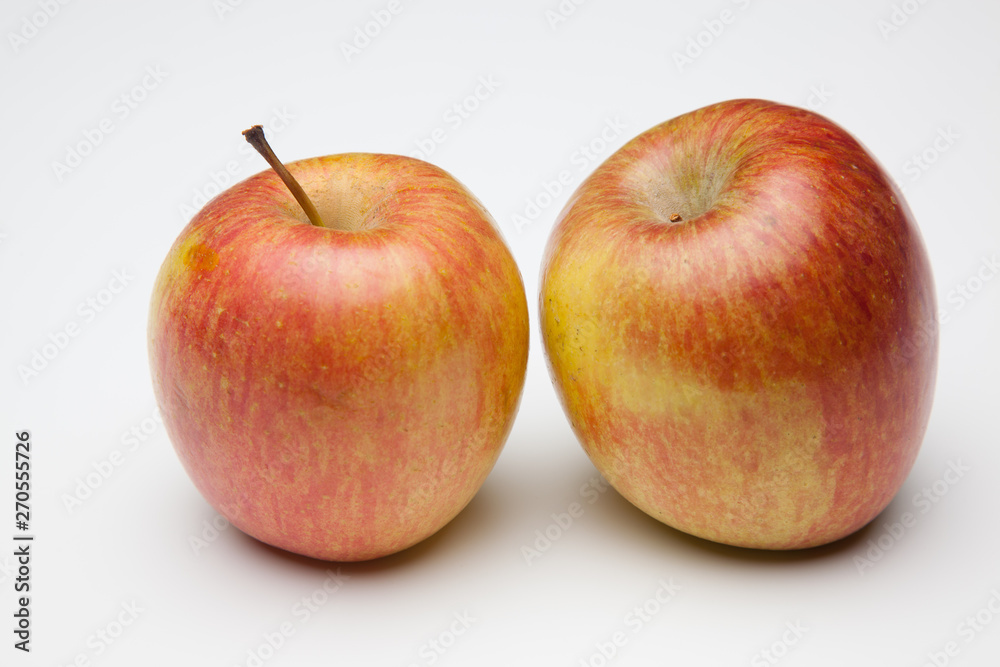 Manzana fuji, fruta sana y saludable, llena de vitaminas, sobre fondo blanco Manzana fuji, fruta sana y saludable, llena de vitaminas, sobre fondo blanco