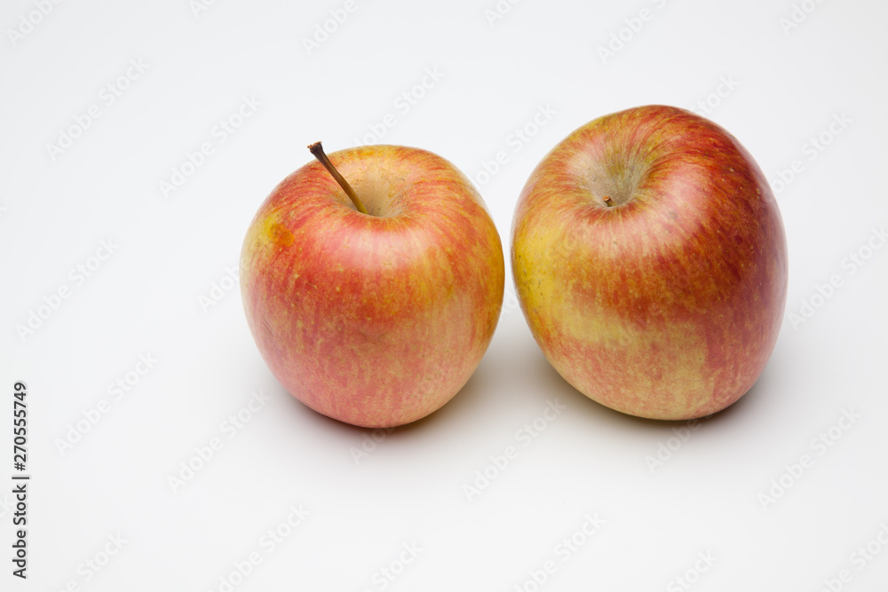 Manzana fuji, fruta sana y saludable, llena de vitaminas, sobre fondo blanco