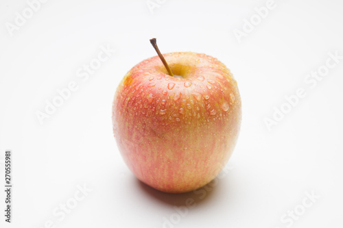 Manzana fuji, fruta sana y saludable, llena de vitaminas, sobre fondo blanco