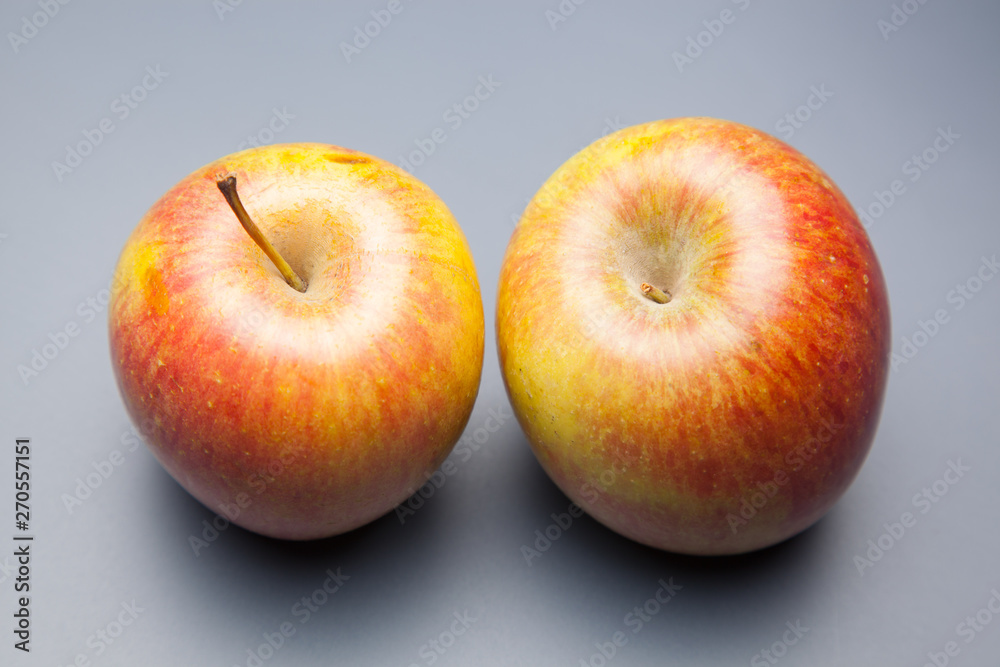 Manzana roja, redonda, sana y saludable preparada para ser comida como postre Manzana roja, redonda, sana y saludable preparada para ser comida como postre