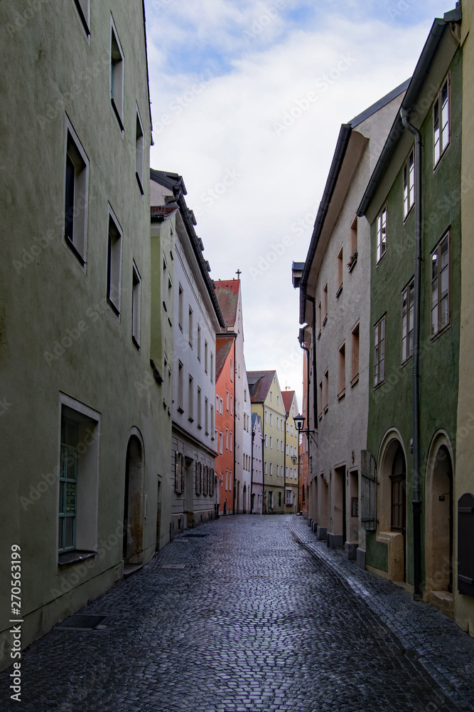Einsame Straße in der Altstadt von Regensburg in der Oberpfalz, Bayern, Deutschland 