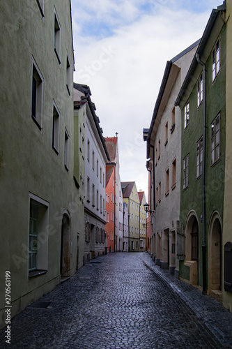 Fototapeta Naklejka Na Ścianę i Meble -  Einsame Straße in der Altstadt von Regensburg in der Oberpfalz, Bayern, Deutschland 
