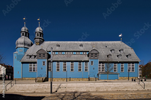Obraz na płótnie Blick auf die Marktkirche in Clausthal-Zellerfeld, die größte Holzkirche Deutschlands, in Clausthal-Zellerfeld, Niedersachsen w salonie