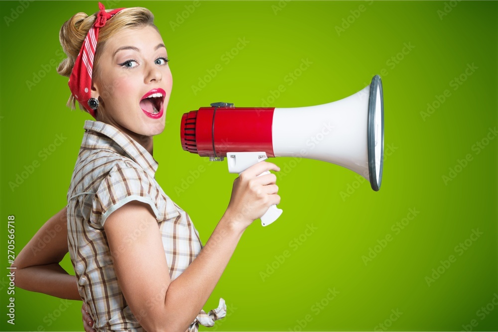 Naklejka premium Młoda piękna blondynki kobieta z głośnikiem