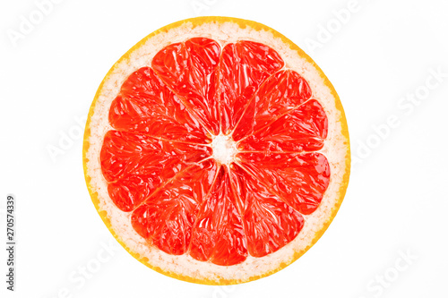 freigestellte Grapefruit in Scheibe mit Schale auf weißem Hintergrund